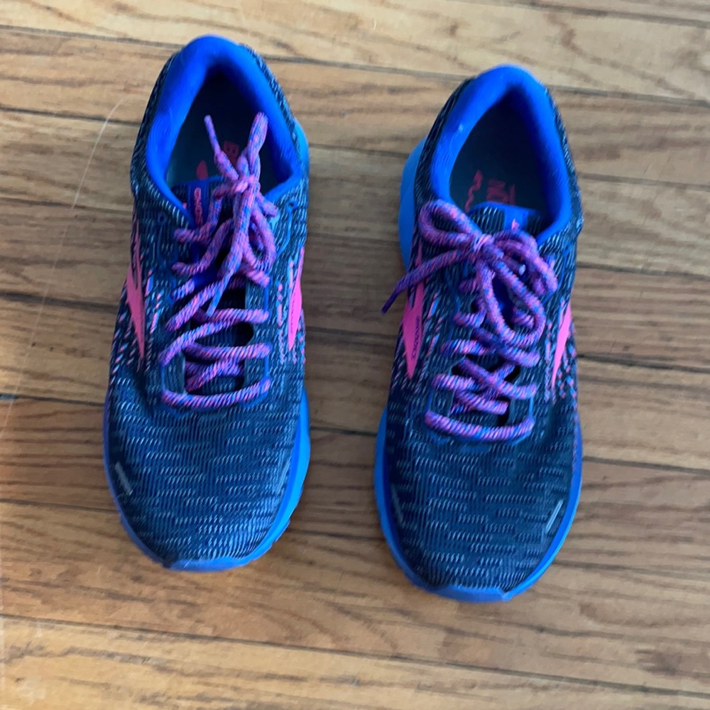 Brooks woman running shoe